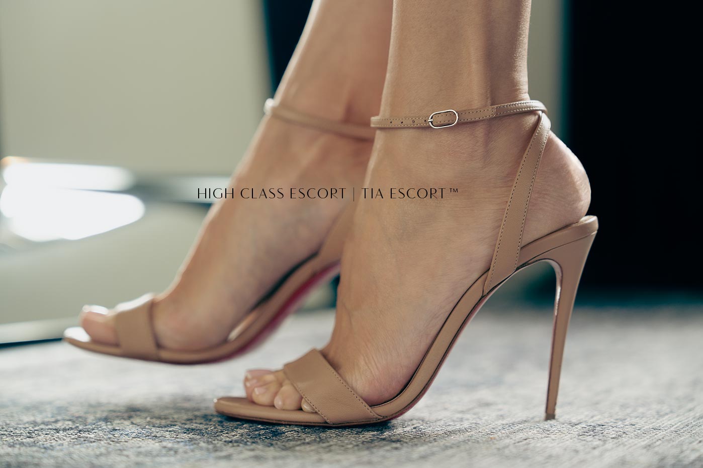 Fussfetisch nackte Fuesse Luxus High Heels nackte Fuesse in Luxus Sandaletten High Heels